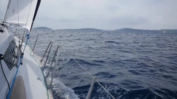 Fedélzetén és kötelet fehér jacht, háttérben a tenger hullámai, Görögország. — Stock videók