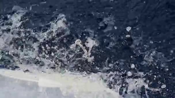 Κύματα του σκάφους κινηματογράφηση σε πρώτο πλάνο. — Αρχείο Βίντεο