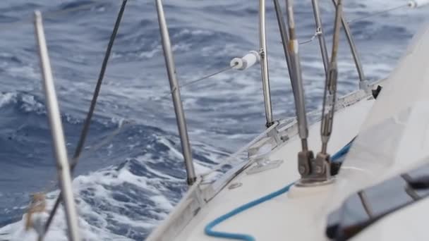 Dek van witte jacht op achtergrond van zee golven in Griekenland. Closeup — Stockvideo