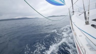 Güverte tekne Yunanistan dalgalar deniz arka plan üzerinde.