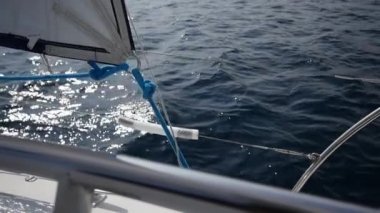 Küpeşte gemi. Arka plan gökyüzü Girit Adası üzerinde yelken Rüzgar eser.