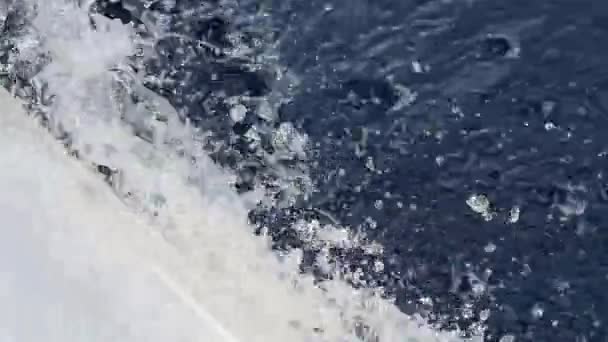 A bordo del yate en el fondo de las olas del mar en Grecia . — Vídeos de Stock