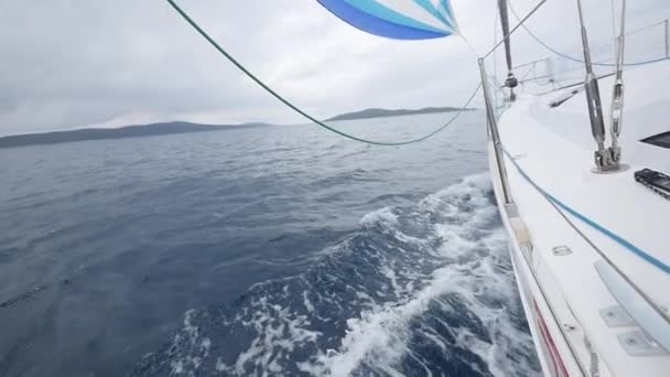 Güverte tekne Yunanistan dalgalar deniz arka plan üzerinde. — Stok video