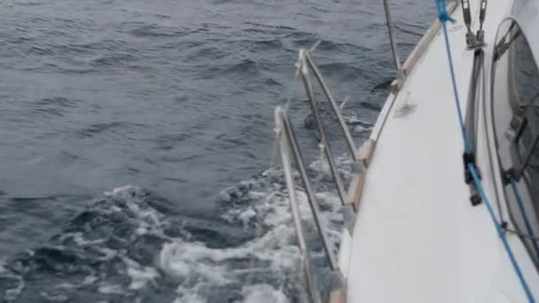 Seile und Seile der weißen Yacht im allgemeinen Plan. — Stockvideo