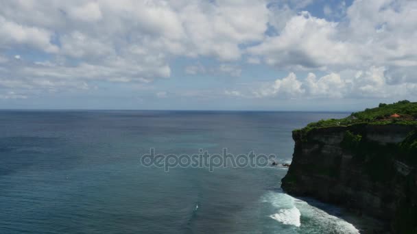 Okyanus gökyüzü Endonezya'nın tropikal ormanlarda dalgalar kayalar. Genel planı. — Stok video
