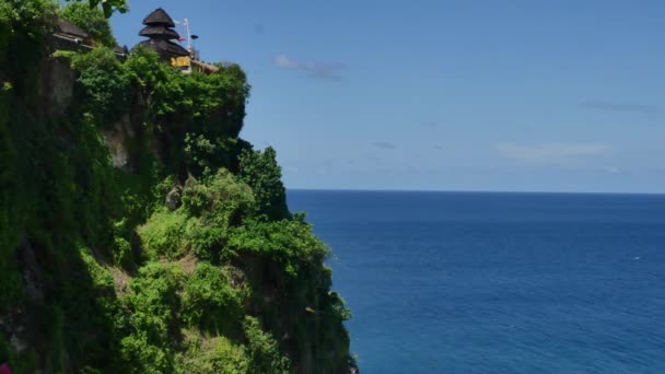 Cennet deniz gökyüzü genel planı Endonezya dalgalar kayalar. — Stok video