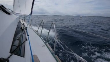 Gemiye Yunanistan'da yat deniz arka plan üzerinde dalgalar. Regatta.