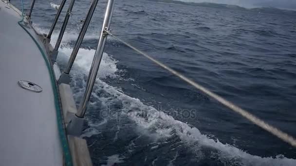 Räcken yacht på bakgrund av havsvågor i Grekland. Närbild. — Stockvideo