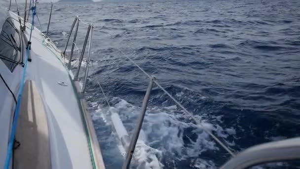 Wellen über Bord weißer Jacht in Griechenland. — Stockvideo