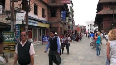 Mutlu insanlar Katmandu Nepal sokaklarında yürüyüş.