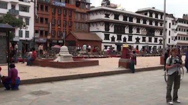Katmandu, Nepal başkenti eski sokakta sakin ve mutlu insanlar gider.