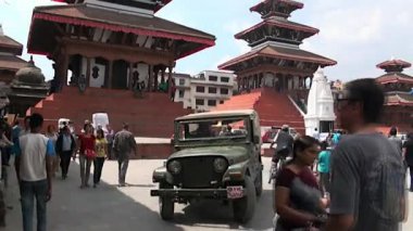 Yerli halk ve turistler Durbar Kare Kathmandu Nepal arka plan üzerinde araba sürmek.