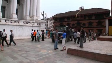 Durbar Kare Kathmandu Nepal turistlere arka plan üzerinde kargo araba sürmek.