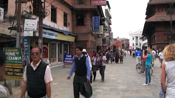 Glückliche menschen gehen auf den straßen von kathmandu in nepal. — Stockvideo