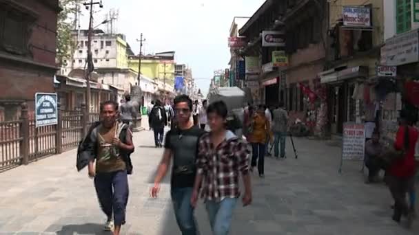 Les gens marchent dans les rues de Katmandou au Népal . — Video