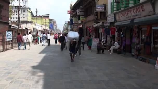 Locales y turistas en la calle de Katmandú en Nepal . — Vídeos de Stock