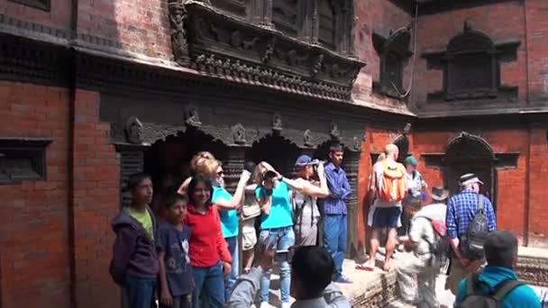 As pessoas caminham no Museu Budista em Durbar Square Kathmandu Nepal . — Vídeo de Stock