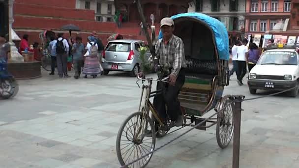 ダルバール広場カトマンズ ネパールで観光客の背景に自転車タクシー. — ストック動画
