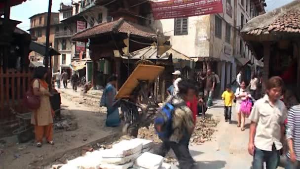 Trabalhadores descansam nas ruas de Kathmandu no Nepal . — Vídeo de Stock