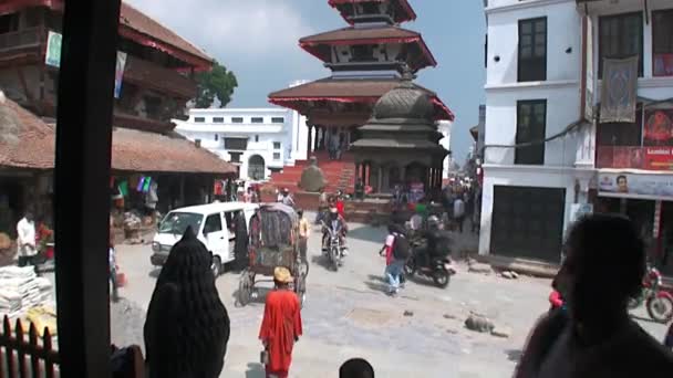 Типовий день місцеві жителі Катманду в Непалі. — стокове відео