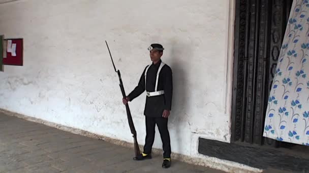 Охороняти з гармат на вулицях Катманду в Непалі. — стокове відео