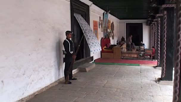 Bewakers met kanonnen en musiciansin Kathmandu, Nepal. Durbar Square. — Stockvideo