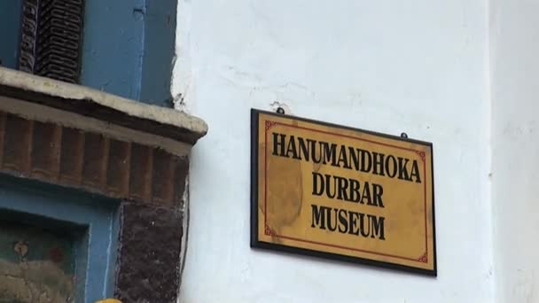 Jelzőtábla Hanumandhoka Durbar Múzeum utcán Katmandu, Nepál. — Stock videók