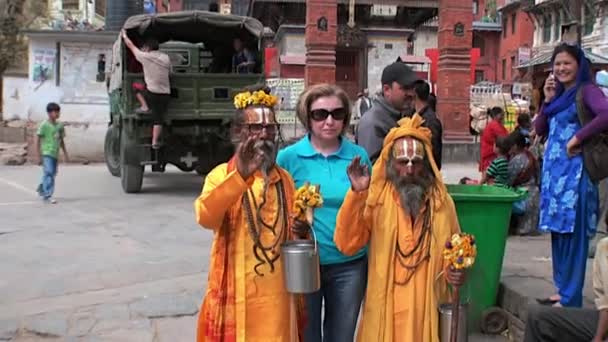 Foto turistas com moradores locais na Praça Durbar de Katmandu, no Nepal . — Vídeo de Stock