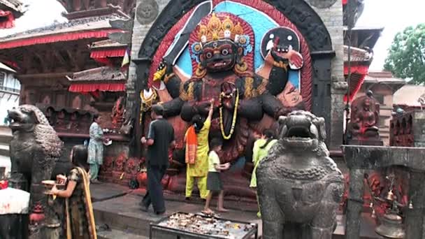 Umat Buddha memuja Kuil Agama di Lapangan Durbar, Kathmandu, Nepal . — Stok Video