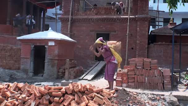 Arbete bär tegelstenar i Kathmandu Nepal. — Stockvideo
