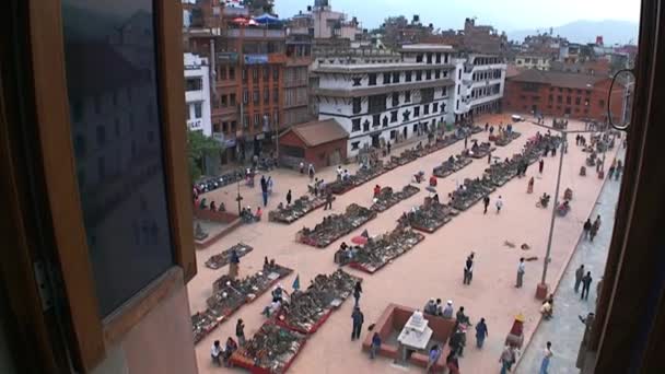 Vista de la zona comercial desde la ventana de la plaza Durbar de Katmandú en Nepal . — Vídeos de Stock