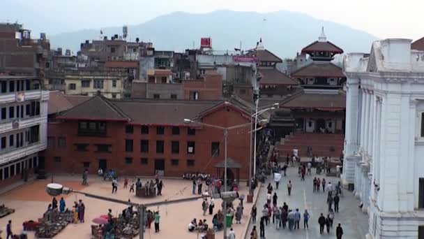 Vista de la zona comercial desde la ventana de la plaza Durbar de Katmandú en Nepal . — Vídeo de stock