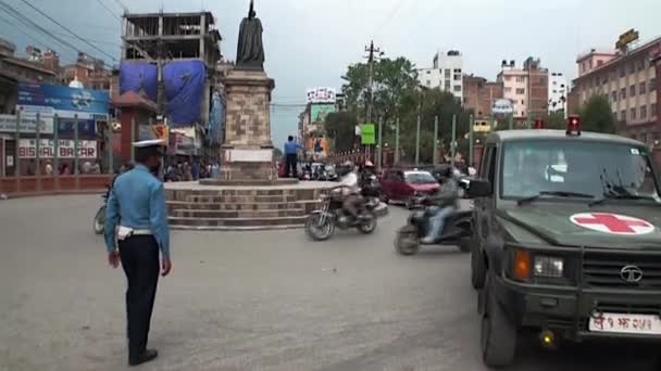 Sanitní vůz v Kathmandu Nepál. — Stock video