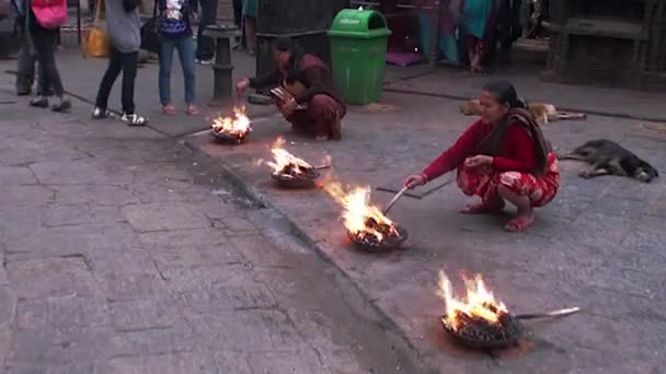Nők a szent tüzet, utcán, Kathmandu, Nepál. — Stock videók