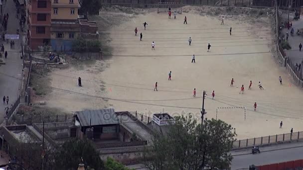 Los hombres juegan al fútbol en las calles de Katmandú en Nepal . — Vídeo de stock