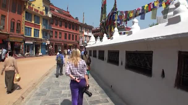 Pessoas calmas caminham nas ruas de Kathmandu no Nepal . — Vídeo de Stock