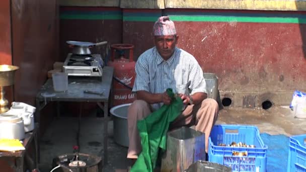 Člověk vyčistí ikony lampu na ulici v Kathmandu Nepál. — Stock video