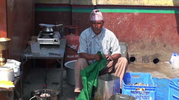 Man reinigt pictogram lamp op de straat in Kathmandu, Nepal. — Stockvideo