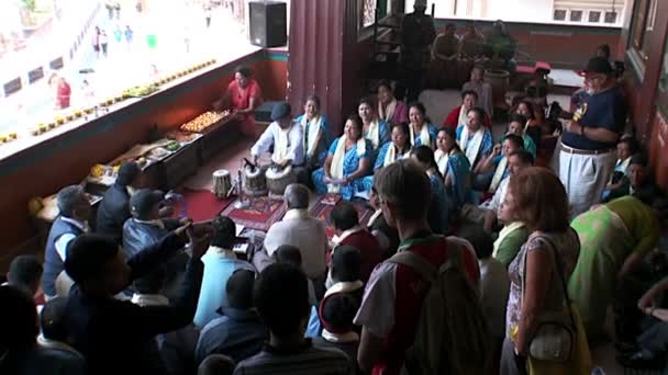 Canto sagrado en el templo de Katmandú en Nepall Durbar Square . — Vídeos de Stock