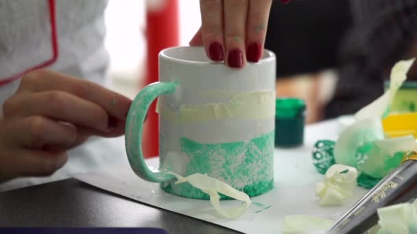 Il processo di decorazione di tazze di ceramica . — Video Stock