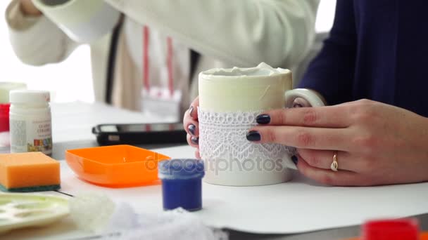 Arredamento tazze di ceramica. La ragazza fa un regalo a mano. Decorazione. Rallentatore . — Video Stock