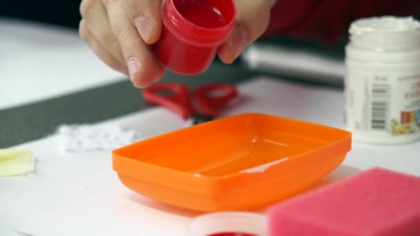 Hand des Handwerkers gießt Farbe in den Behälter. — Stockvideo
