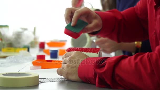 Mano di maestro che fa modello di spugna su una tazza di ceramica. Designer professionista . — Video Stock