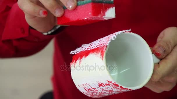 Main de designe motif de fabrication sur une tasse en céramique. Atelier créatif . — Video