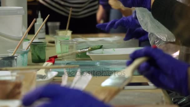 Mani di artisti dipingere pennello sul telaio. Processo di lavoro nella progettazione di studi . — Video Stock