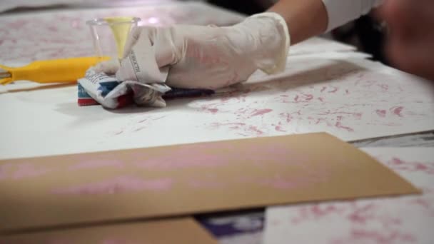 Diseñador Papel pintado a mano en un taller creativo . — Vídeo de stock