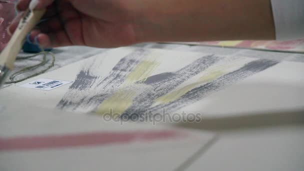 Kezében a művész ecset és festék a papírra. Szakmai mester. — Stock videók