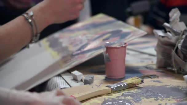 Le mani di artigiani professionisti decorano la carta. Processo nello studio di progettazione . — Video Stock