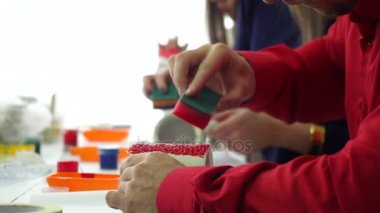 El bir seramik kupa üzerinde ana yapım sünger deseninin. Ağır çekim.