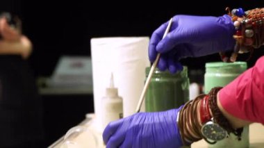 Dekoratör studio tasarım yaratıcı süreci. Eller bir profesyonel.